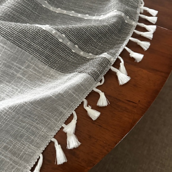 Gray and White Tassel Large Table cloth. - Picture 5 of 7